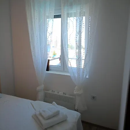 Nastasija- Gleda Na Aqva Park