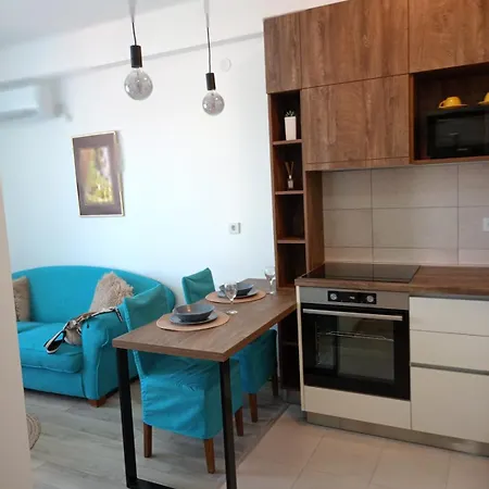 Nastasija- Gleda Na Aqva Park