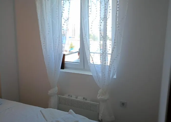 Nastasija- Gleda Na Aqva Park