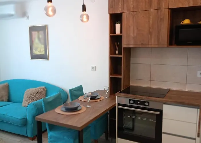 Nastasija- Gleda Na Aqva Park *