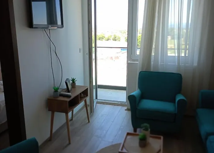 Nastasija- Gleda Na Aqva Park *