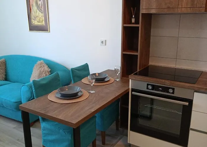 Nastasija- Gleda Na Aqva Park *